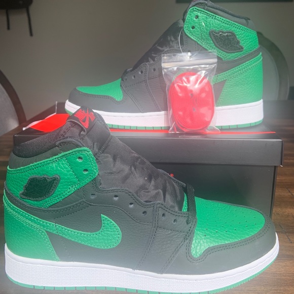 Jordan Shoes - SOLD❌❌❌❌Jordan 1 Retro Pine Green Black